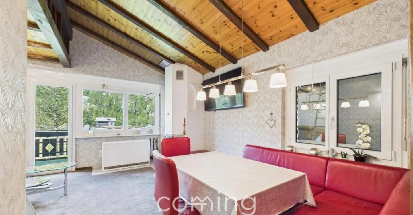 Sunny 2.5-room apartment in Saas-Grund - With fireplace, mountain view & large balcony - Photo 2 of 11