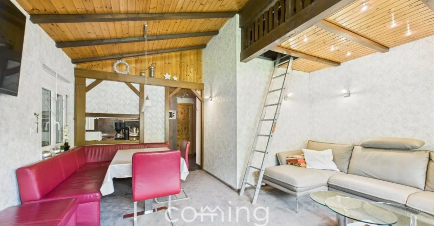 Sunny 2.5-room apartment in Saas-Grund - With fireplace, mountain view & large balcony - Photo 3 of 11