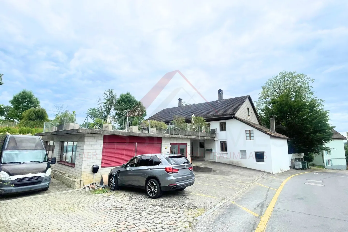 Spacious Two-Generation House in Grenchen - 14.5 Rooms, Large Plot and Versatile Potential - Photo 2 of 24