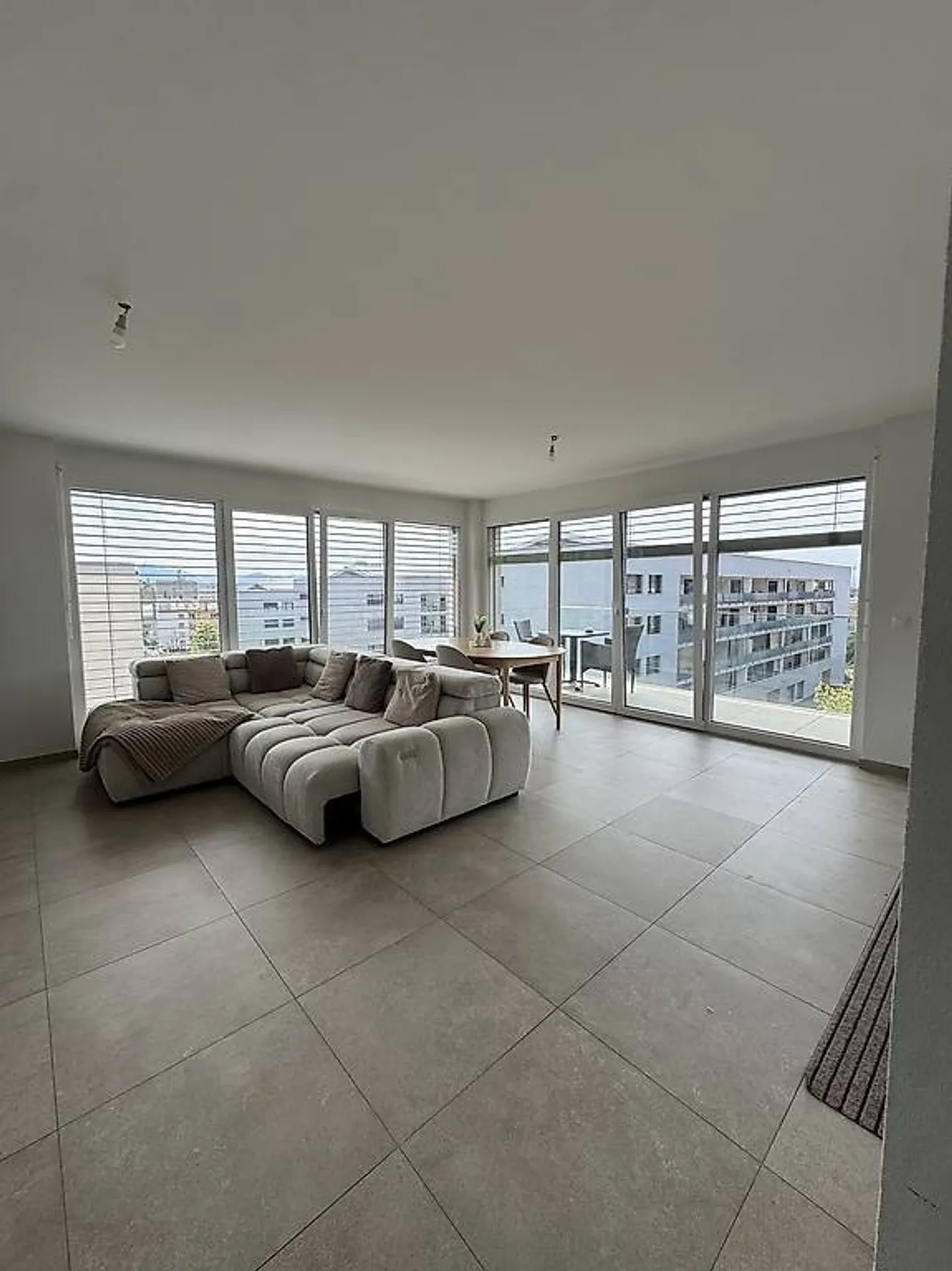 Modern Apartment in Quiet Area - Photo 2 of 5