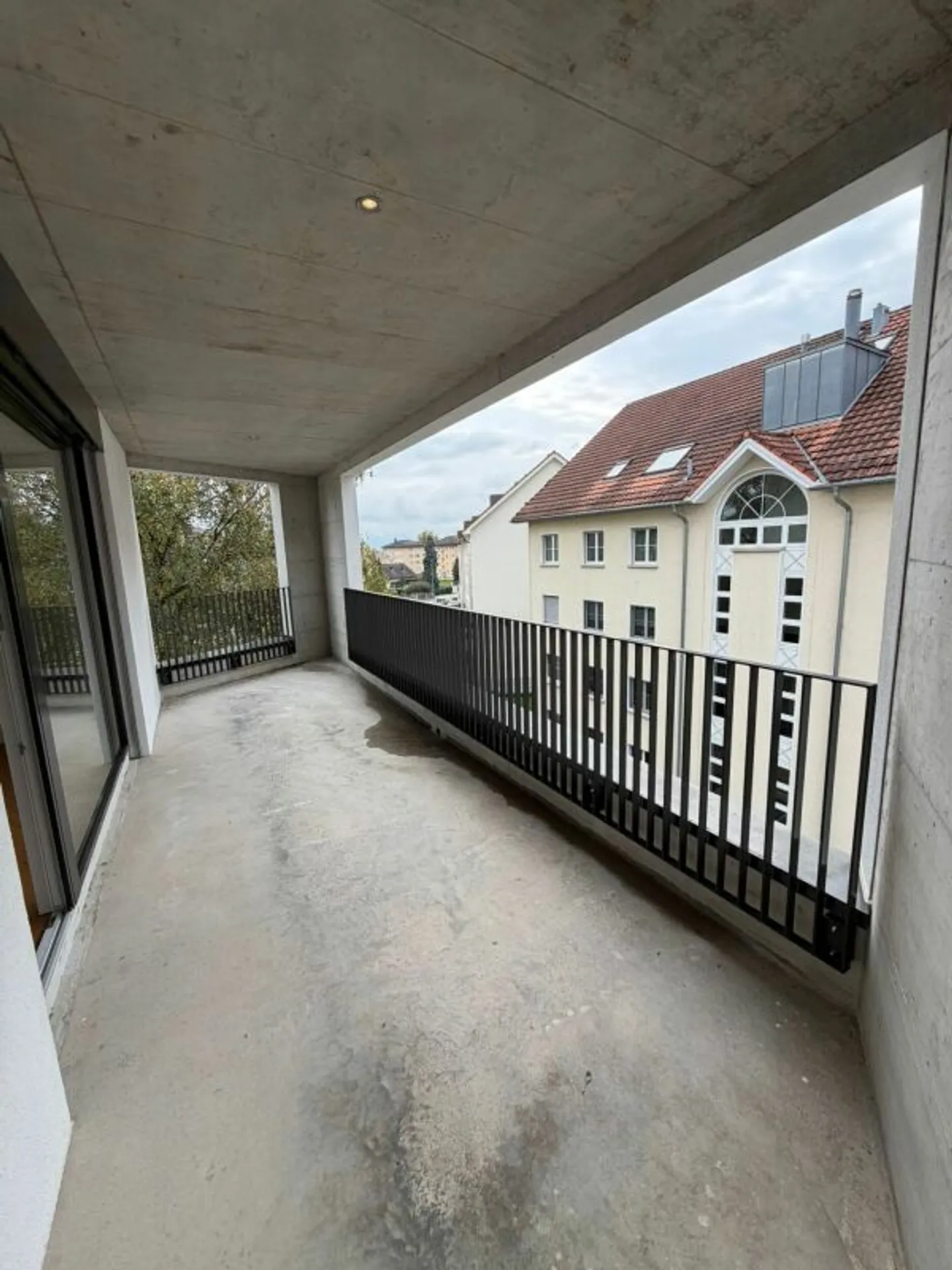 Appartamento moderno con balcone spazioso - Foto 6 di 13