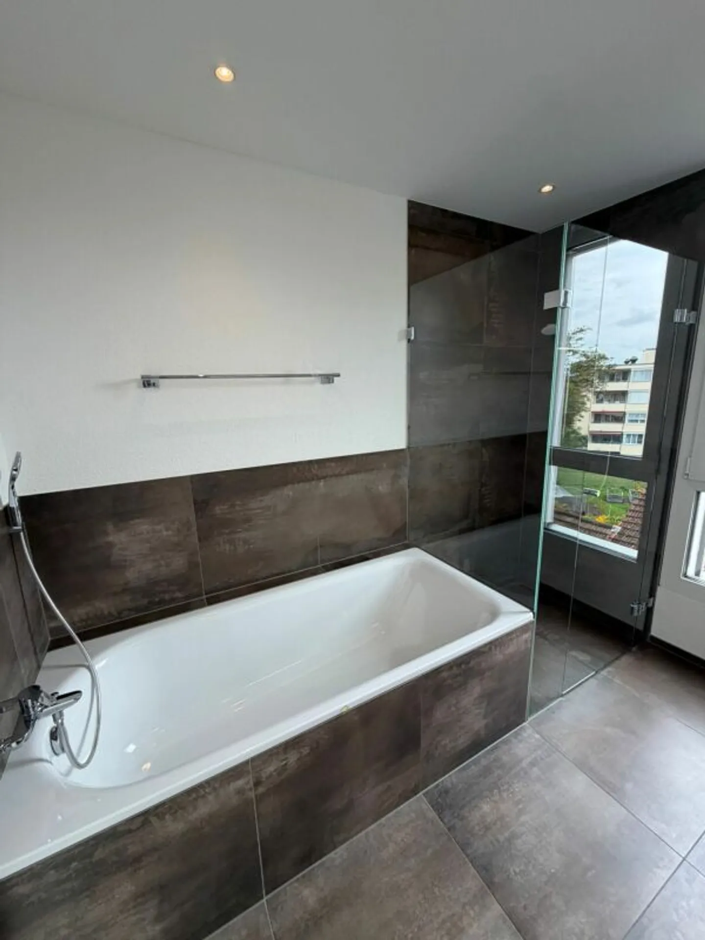 Appartamento moderno con balcone spazioso - Foto 9 di 13