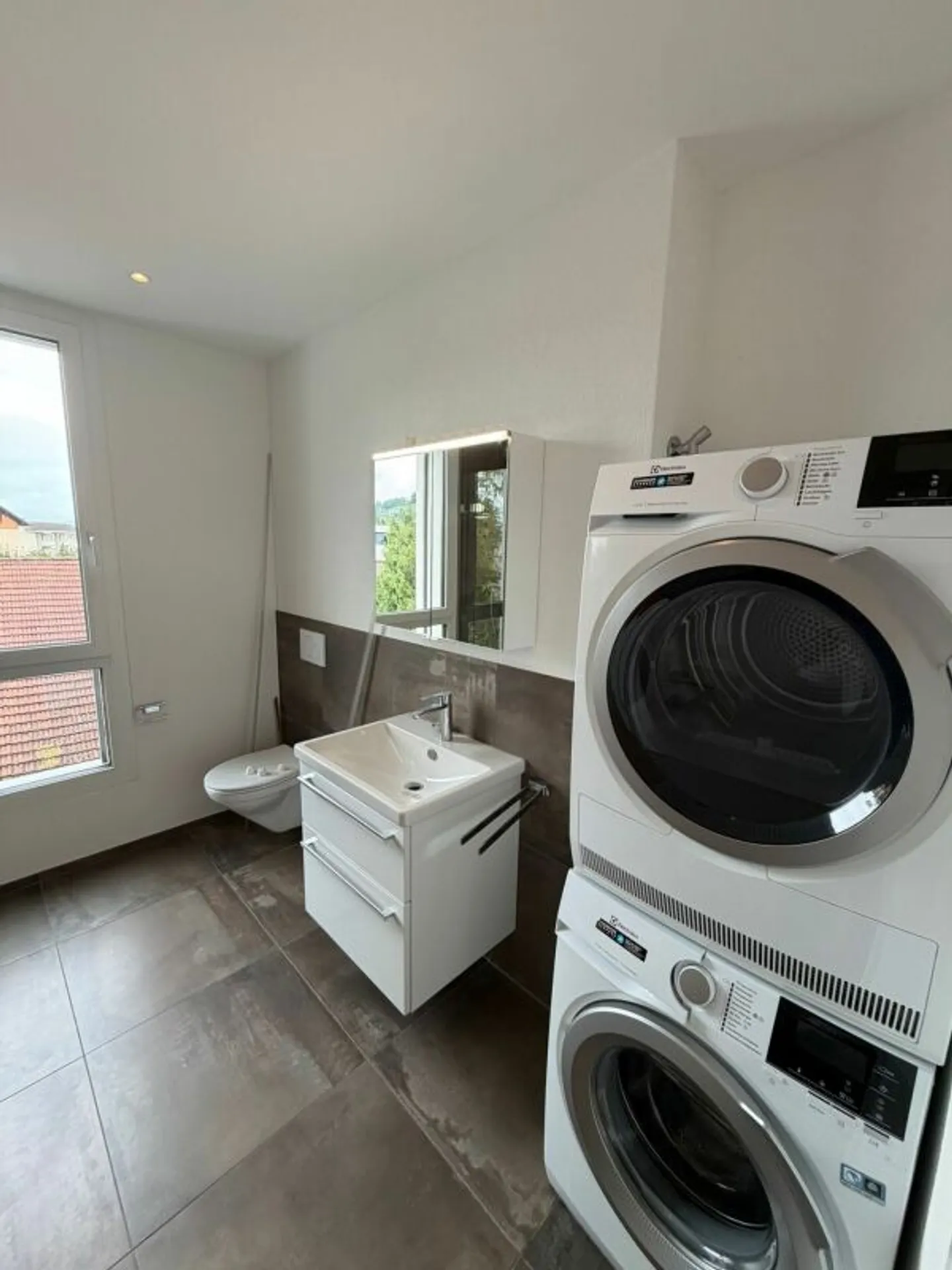 Appartamento moderno con balcone spazioso - Foto 8 di 13