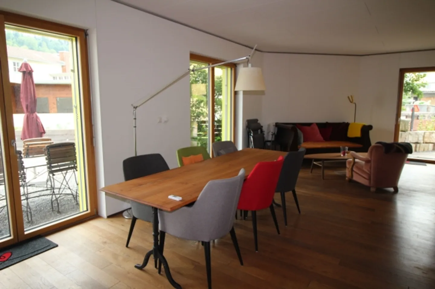 Grande appartement de 2.5 pièces avec deux espaces de sièges non meublé - Photo 4 sur 13