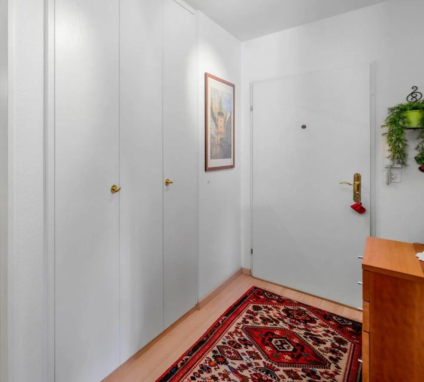 Appartement de 2,5 pièces avec balcon vitré et place de parking - Photo 2 sur 12