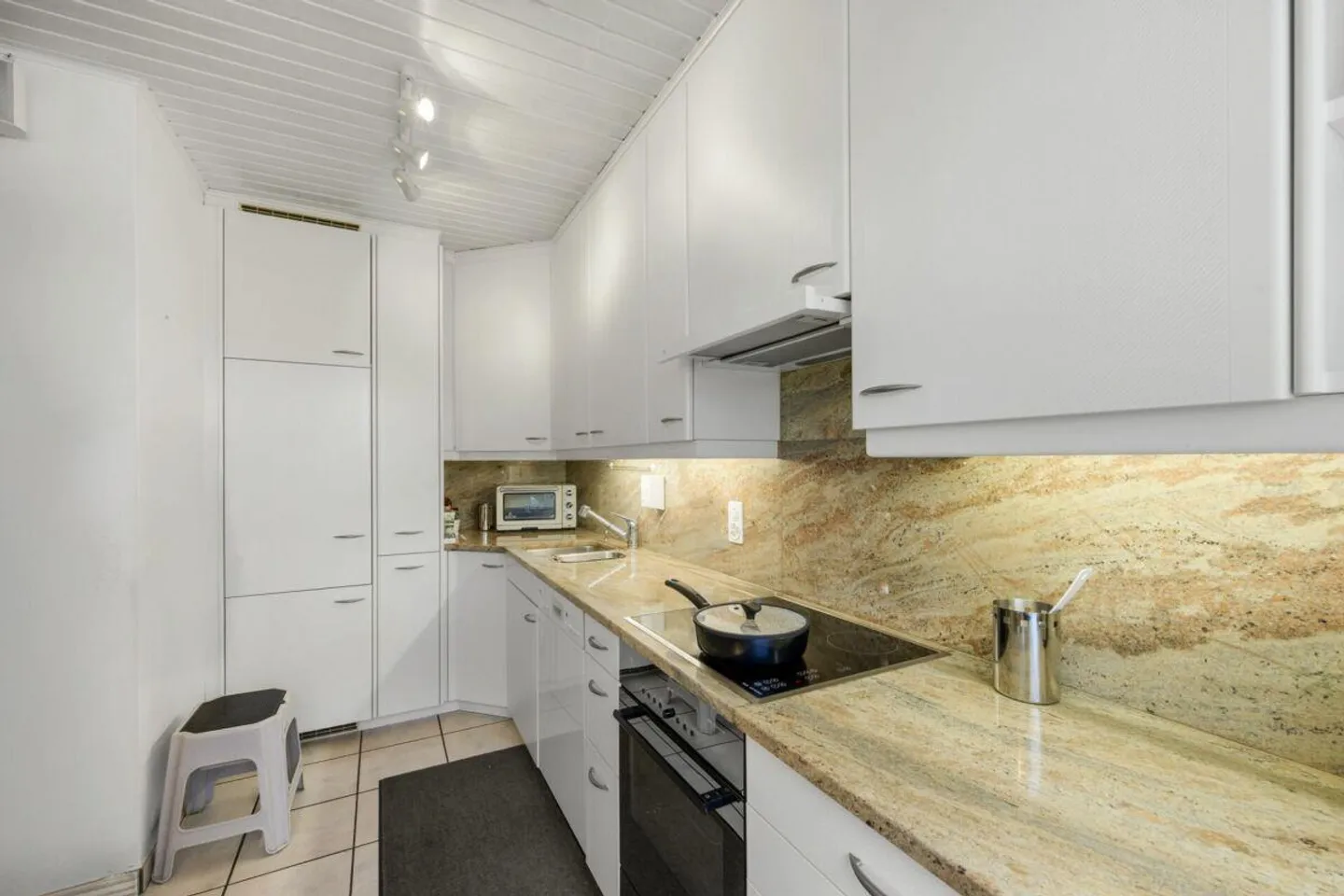 Appartement de 2,5 pièces avec balcon vitré et place de parking - Photo 4 sur 12