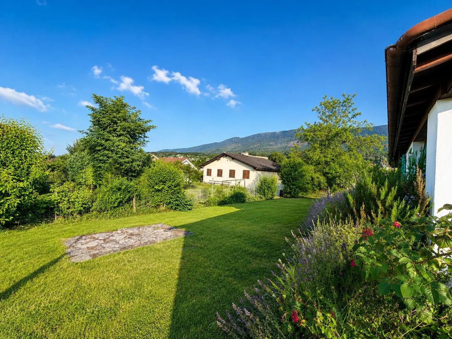 Charming detached house - Photo 2 of 13