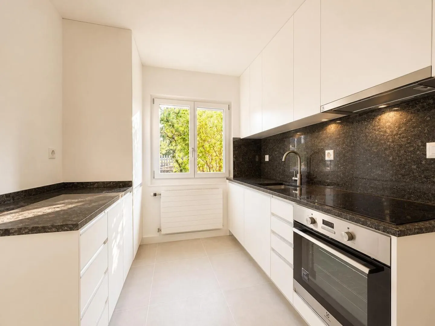 Charming detached house - Photo 3 of 13