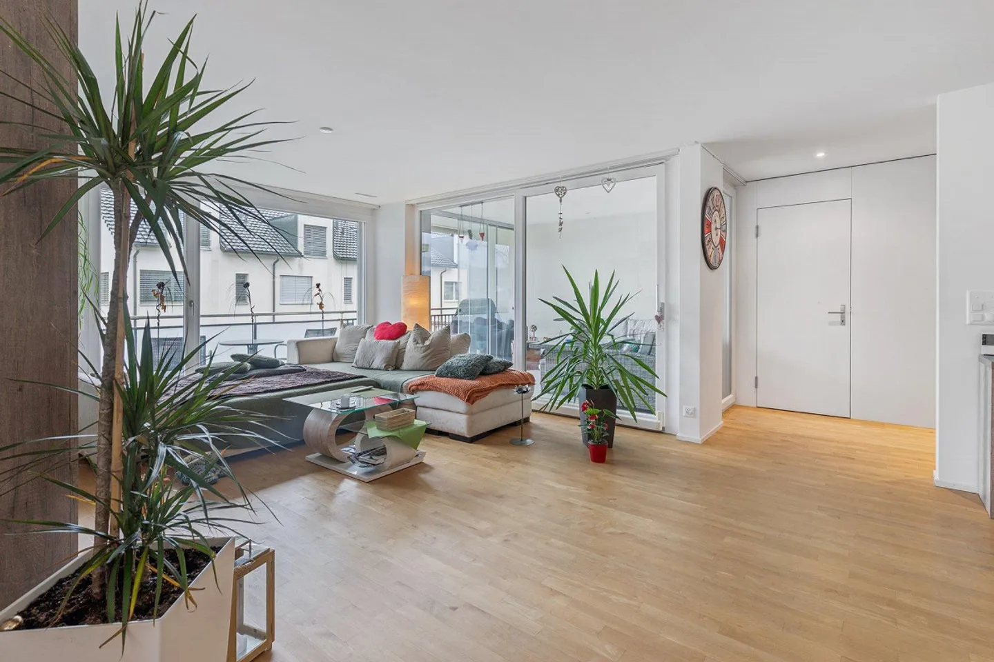 Centrally located - exclusive light-flooded apartment - quiet location - Photo 1 of 16