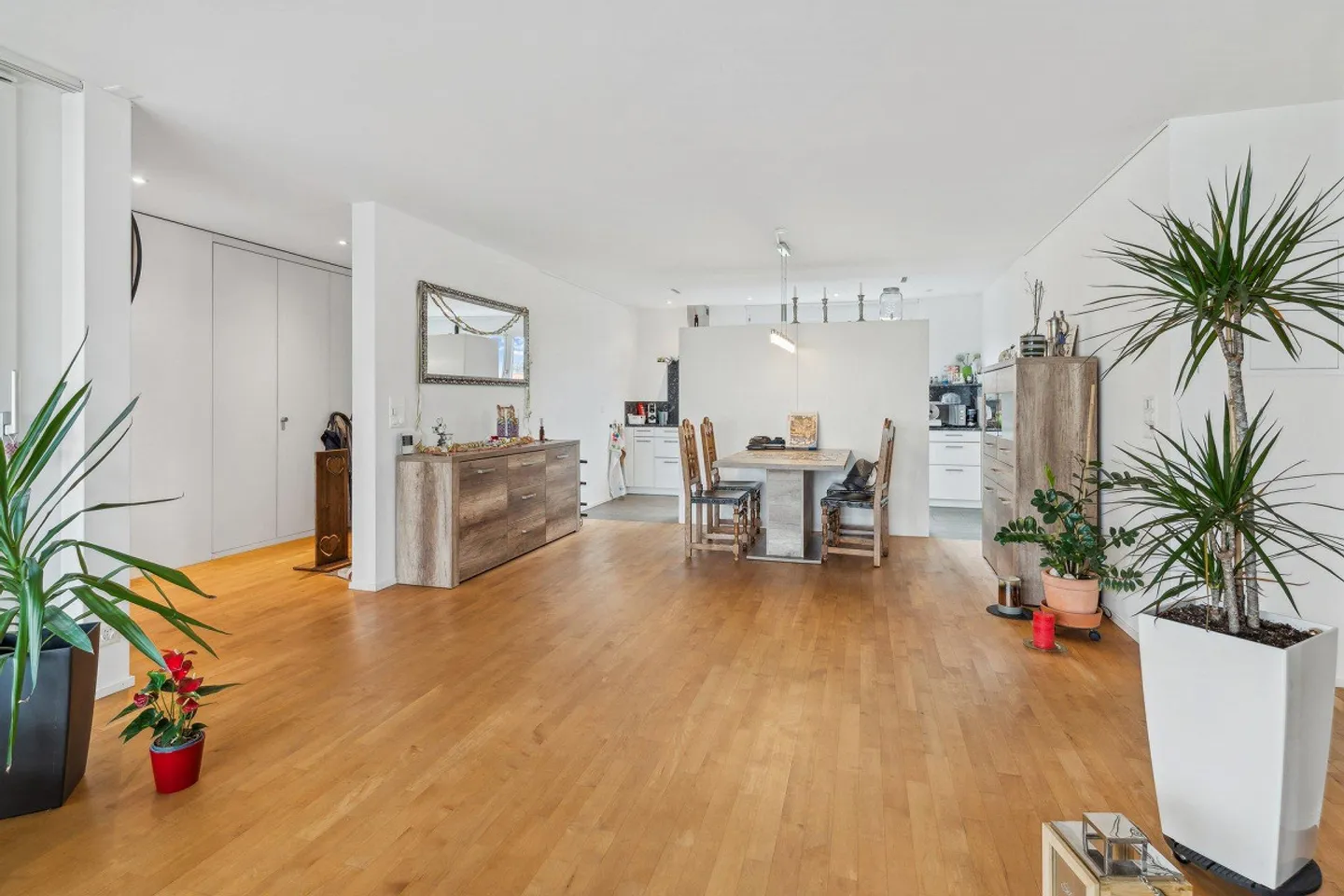 Centrally located - exclusive light-flooded apartment - quiet location - Photo 4 of 16