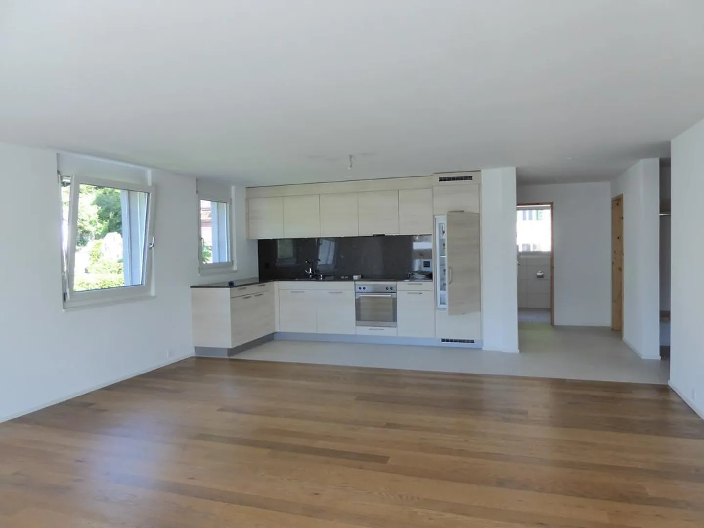 Appartement spacieux de 4,5 pièces dans un endroit calme ! - Photo 2 sur 8