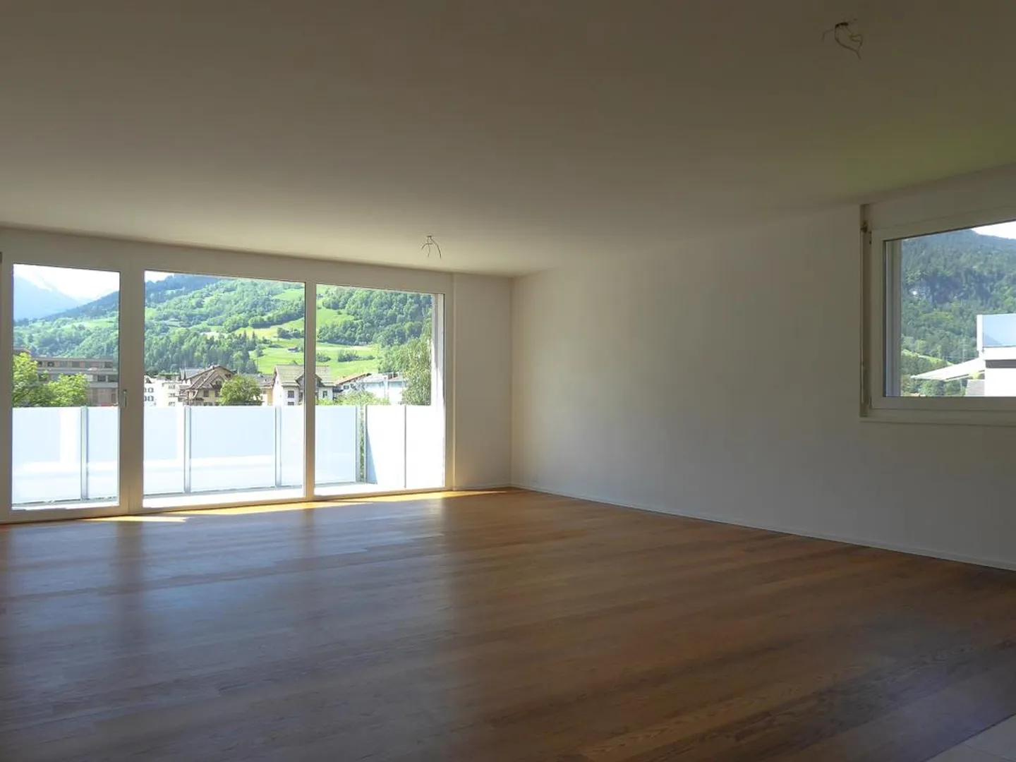 Appartement spacieux de 4,5 pièces dans un endroit calme ! - Photo 3 sur 8