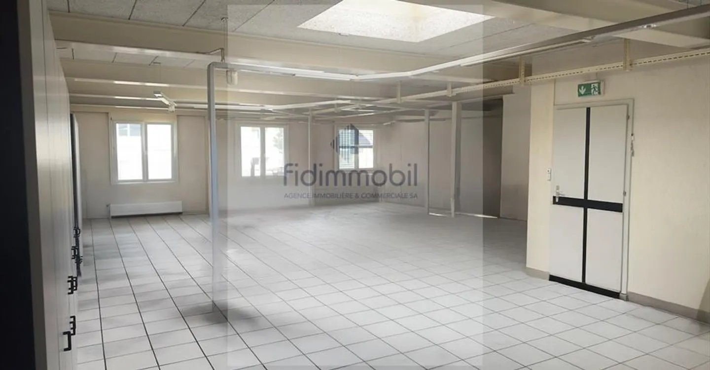 Spacious commercial space ideally located in an industrial area - Photo 4 of 8