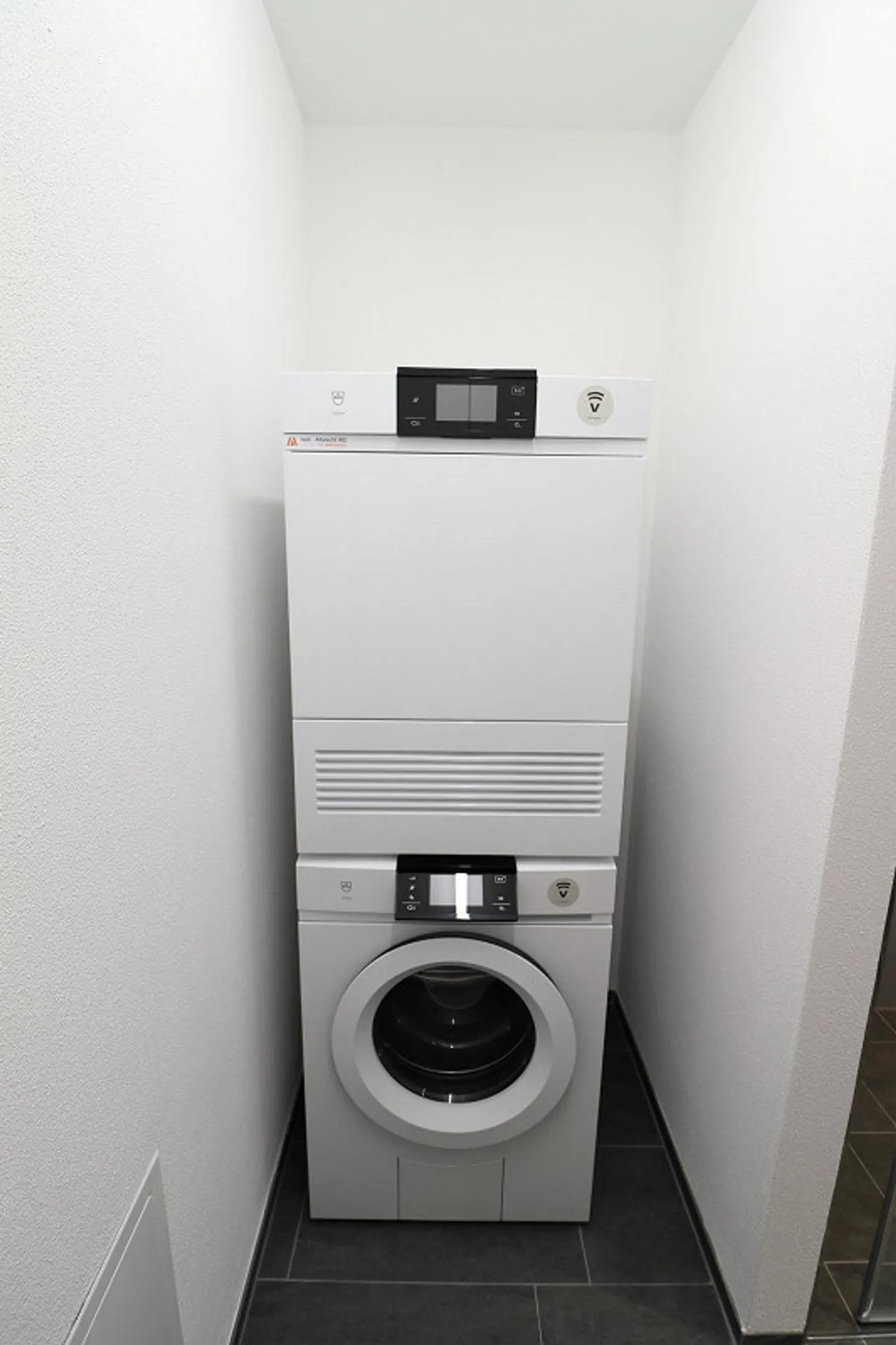 Modern ground floor apartment with beautiful garden seating area - Photo 7 of 8