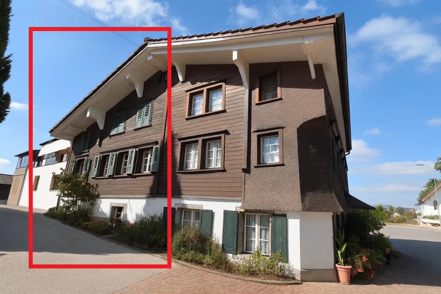 Maison jumelée avec potentiel de rénovation et moitié voisine louée en option - Photo 2 sur 10