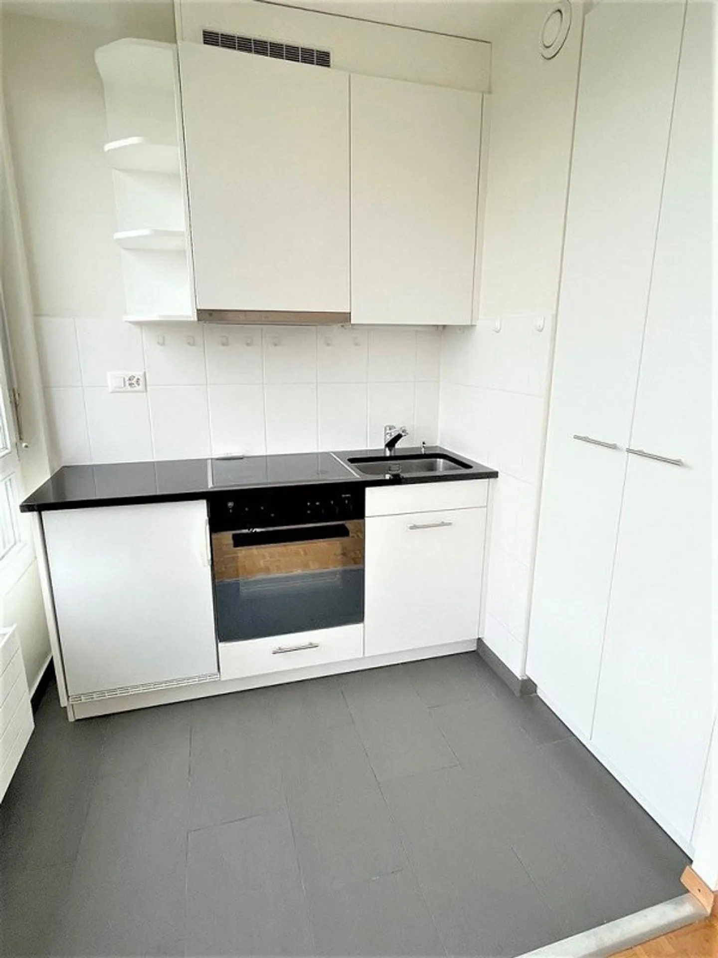 Vicino all'aeroporto in un quartiere familiare - Foto 3 di 8