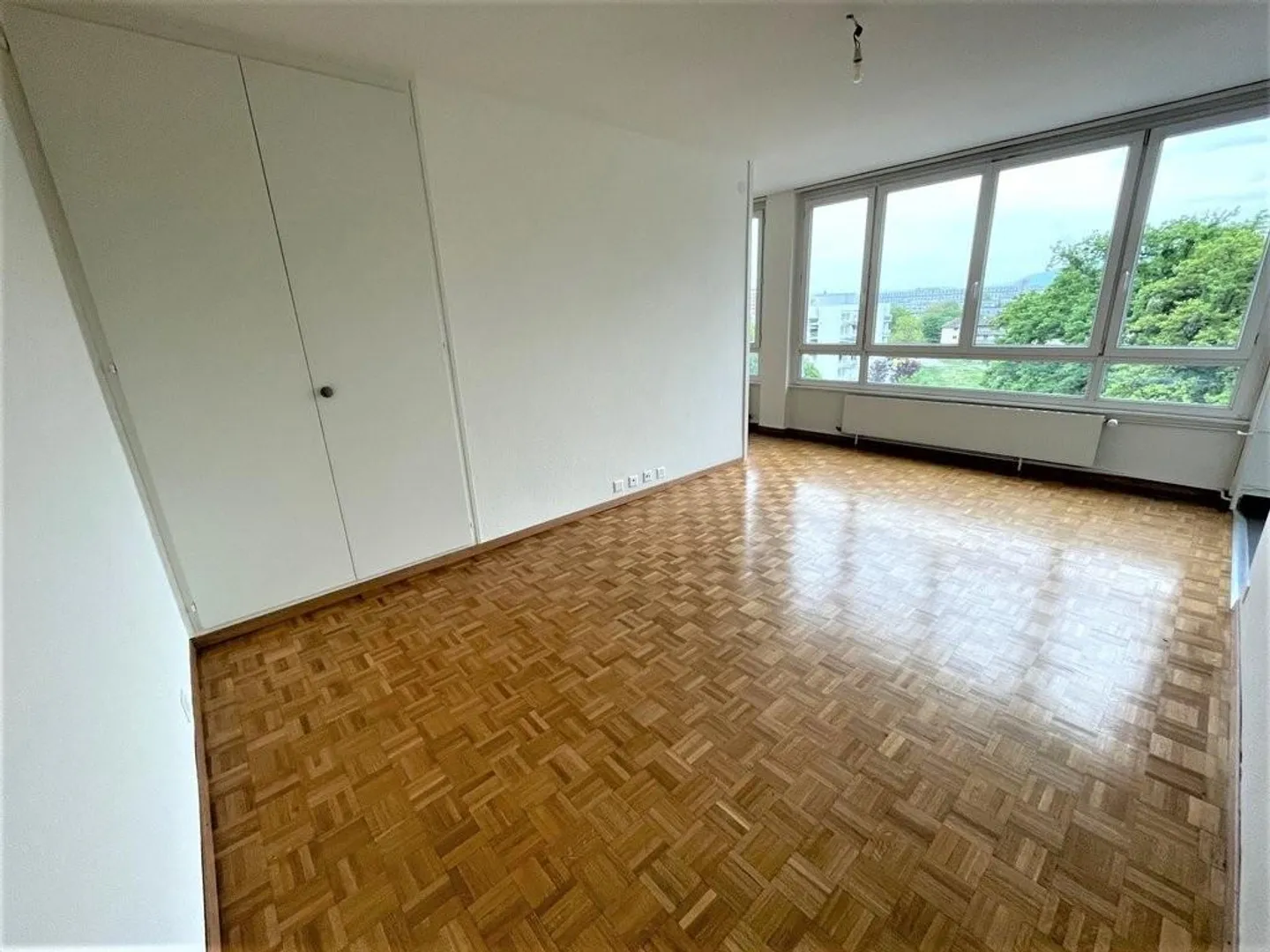 Vicino all'aeroporto in un quartiere familiare - Foto 5 di 8