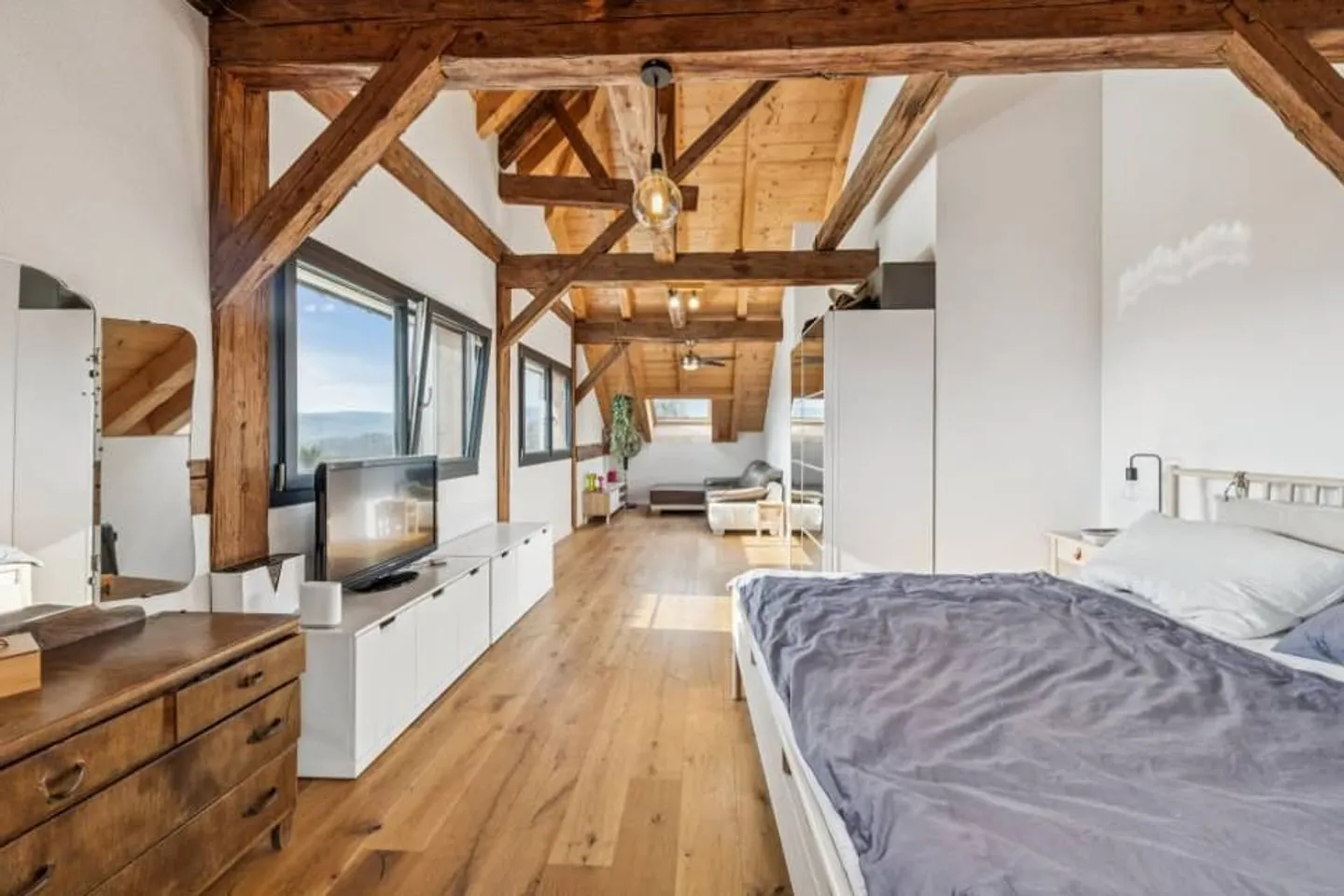 Wunderschöner renovierter Bauernhof mit 8,5 Zimmern und Bauland - Foto 3 von 10