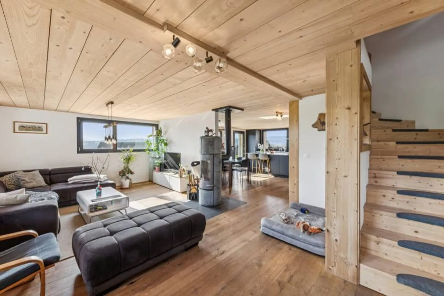 Wunderschöner renovierter Bauernhof mit 8,5 Zimmern und Bauland - Foto 4 von 10