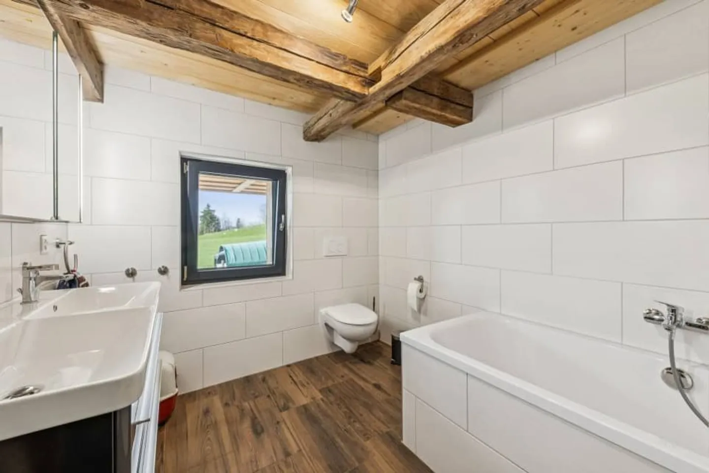 Wunderschöner renovierter Bauernhof mit 8,5 Zimmern und Bauland - Foto 8 von 10