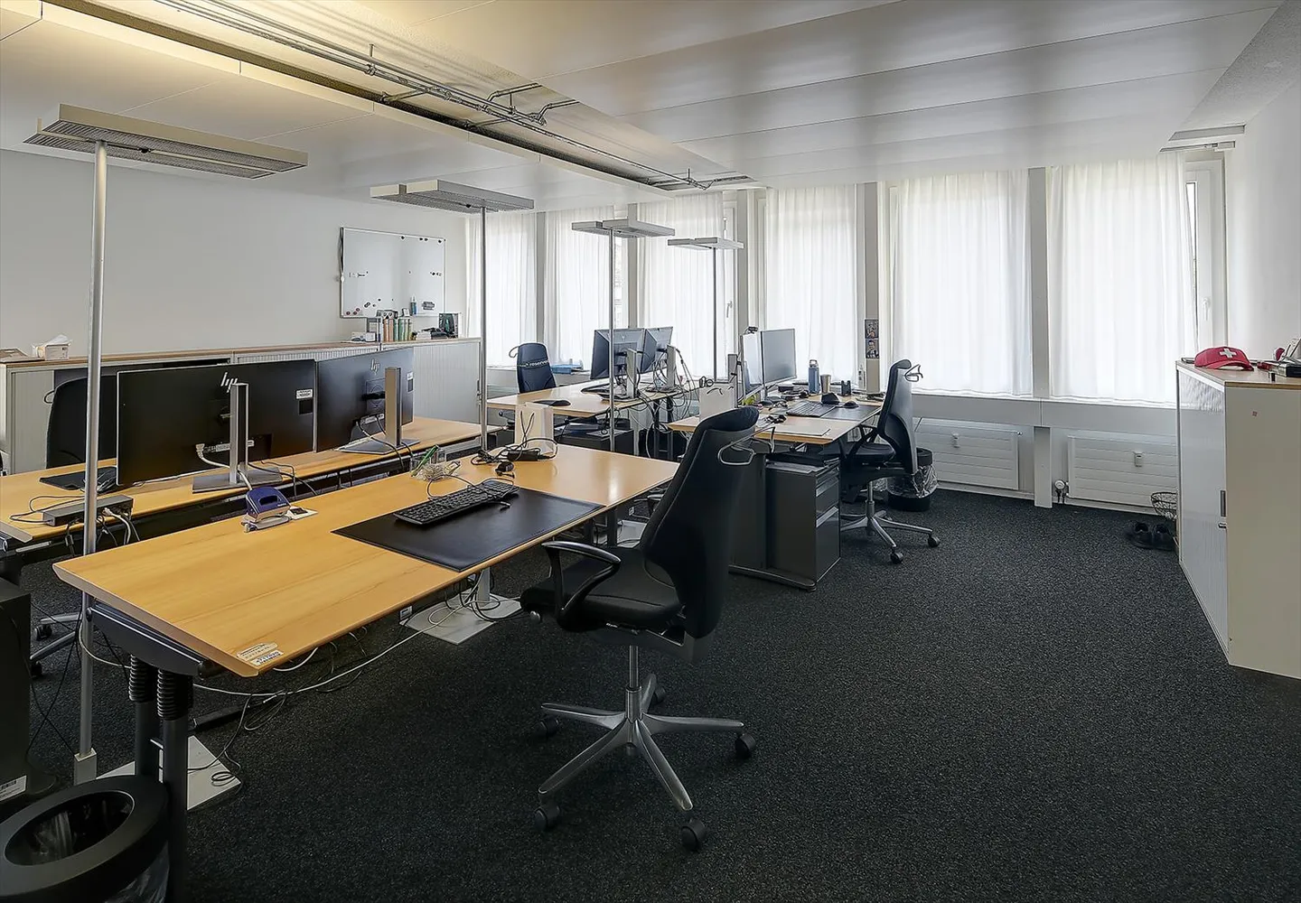 Retail space on the ground floor, top developed office spaces directly at the train station - Photo 3 of 6