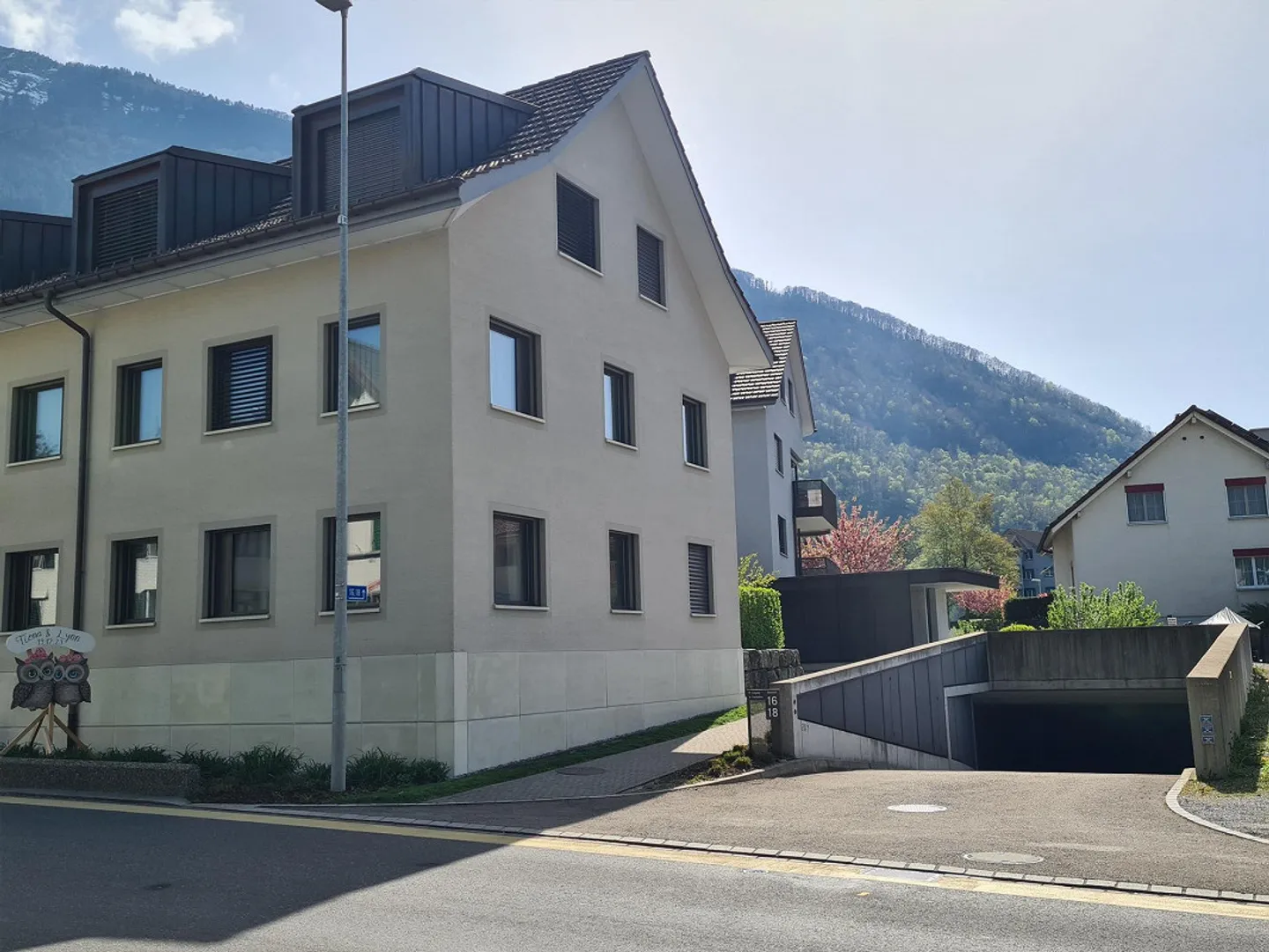 Grosse Parkplätze  in Tiefgarage - Foto 1 von 4