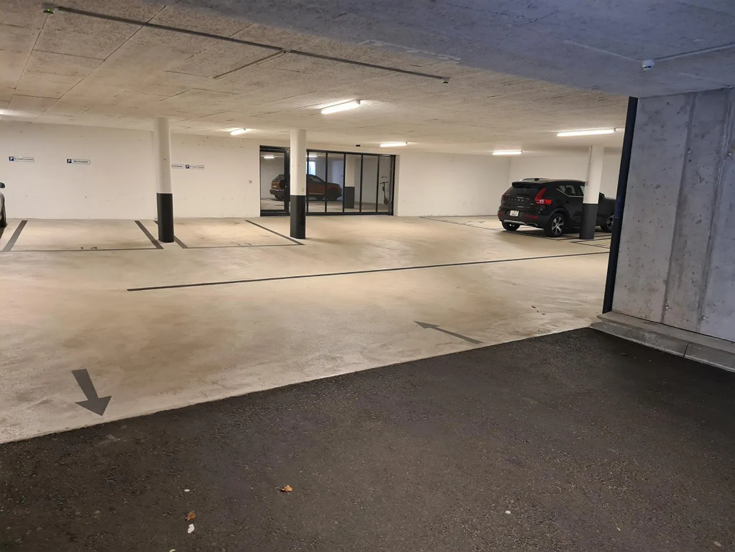 Grosse Parkplätze  in Tiefgarage - Foto 3 von 4