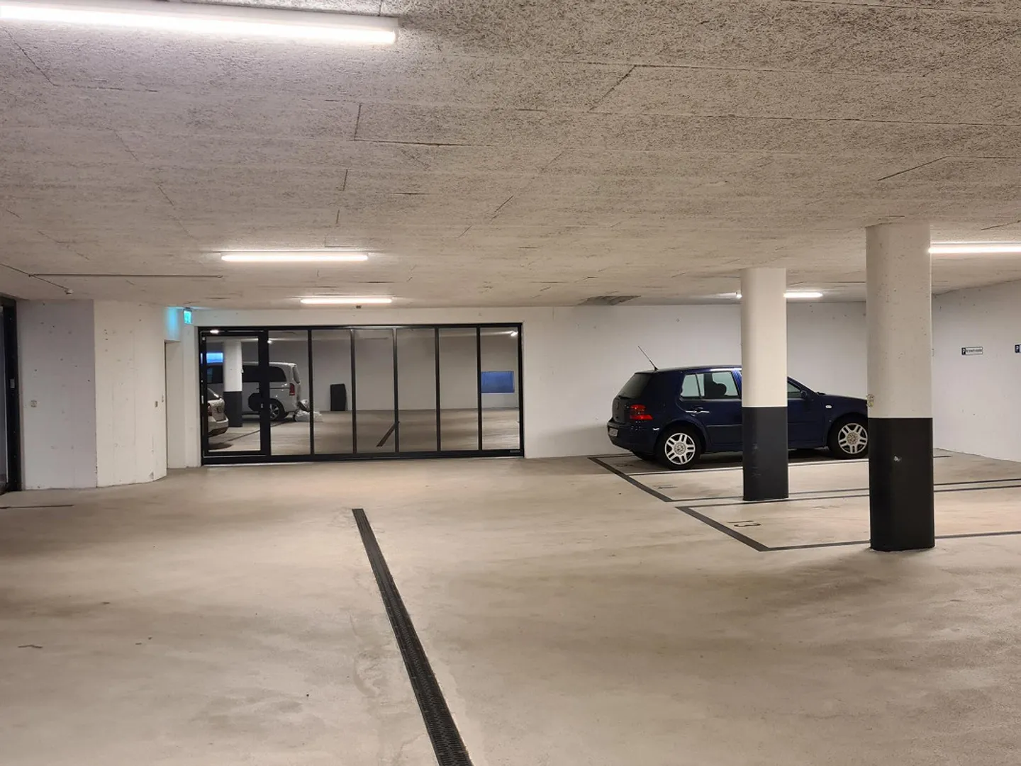 Grosse Parkplätze  in Tiefgarage - Foto 4 von 4