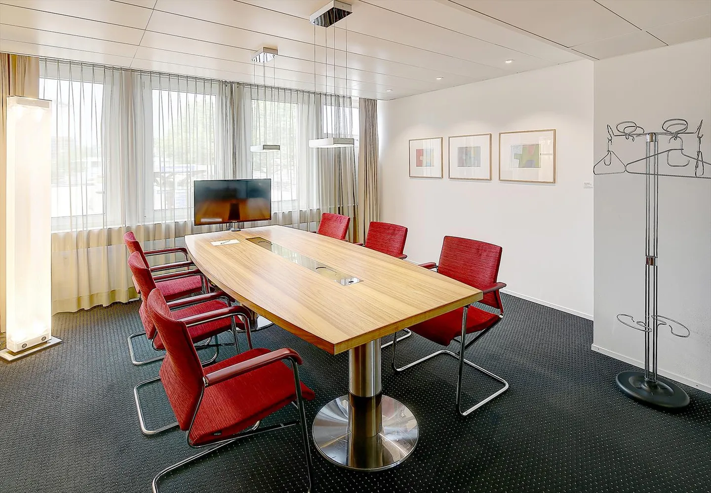 Retail space on the ground floor, top developed office spaces directly at the train station - Photo 4 of 6