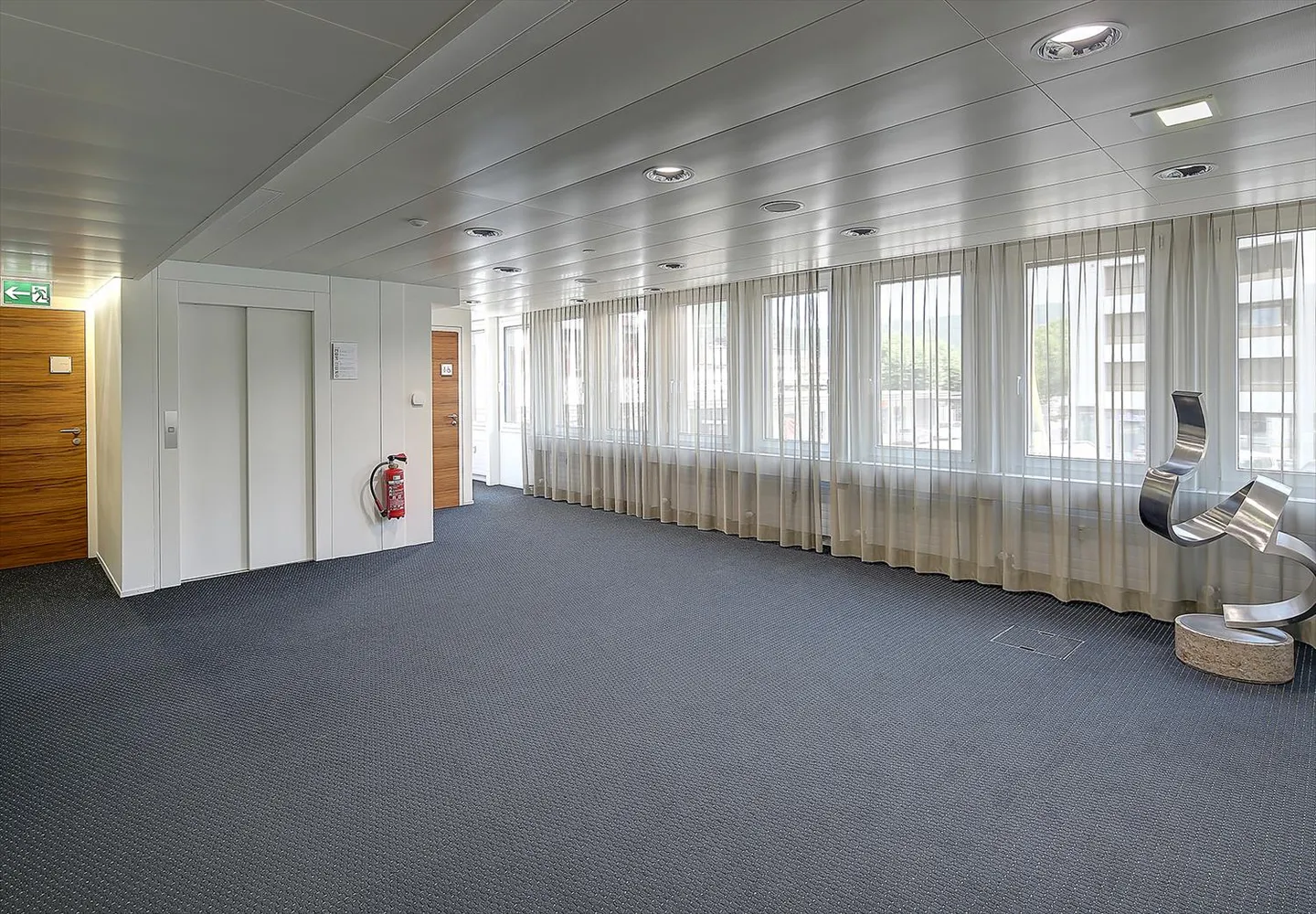 Retail space on the ground floor, top developed office spaces directly at the train station - Photo 5 of 6