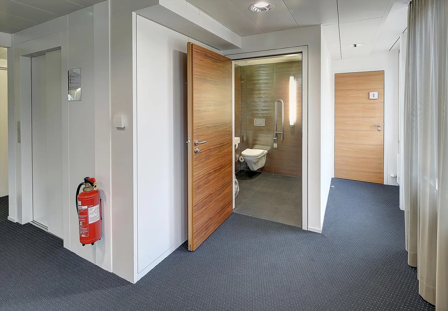 Retail space on the ground floor, top developed office spaces directly at the train station - Photo 6 of 6