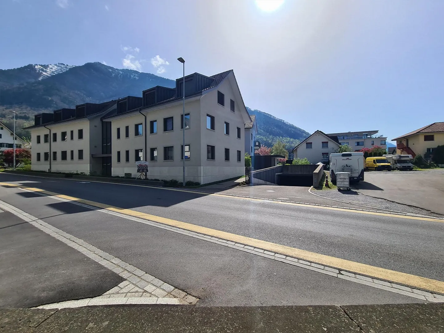 Grosse Parkplätze  in Tiefgarage - Foto 2 von 4