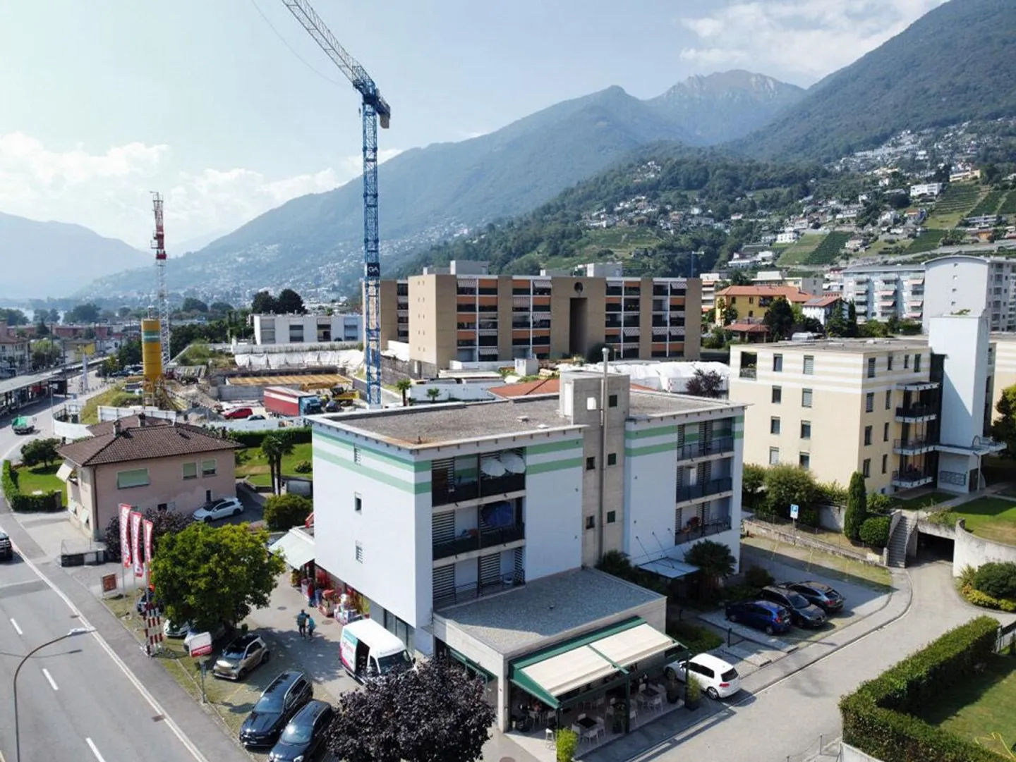 Propriété générant des revenus avec 6 appartements de 3½ pièces, 1 appartement de 2½ pièces et le bâtiment commercial de Denner au rez-de-chaussée - Photo 1 sur 3