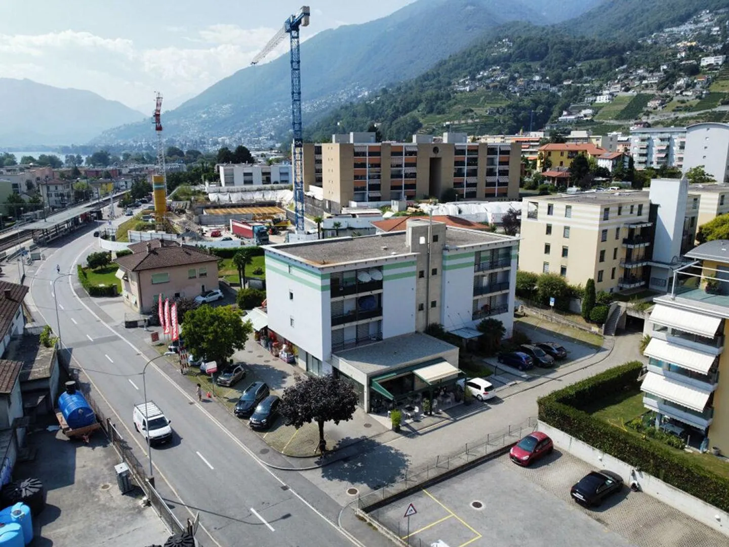 Propriété générant des revenus avec 6 appartements de 3½ pièces, 1 appartement de 2½ pièces et le bâtiment commercial de Denner au rez-de-chaussée - Photo 2 sur 3