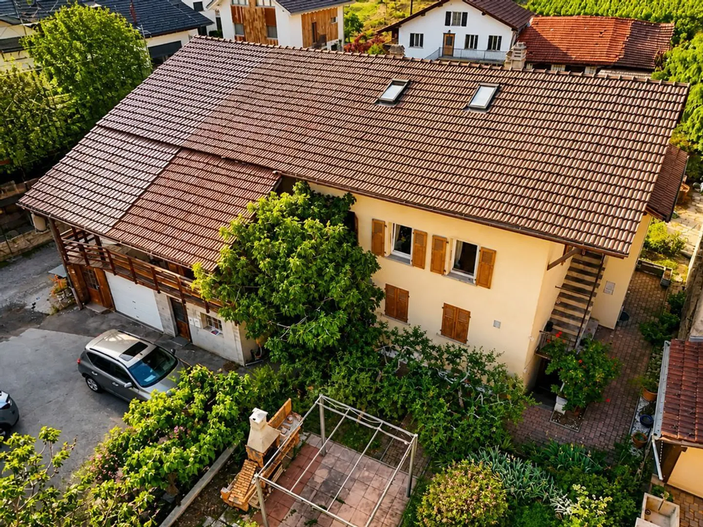 Dorfhaus mit zwei Wohnungen und Scheune mit großem Potenzial - Foto 1 von 13
