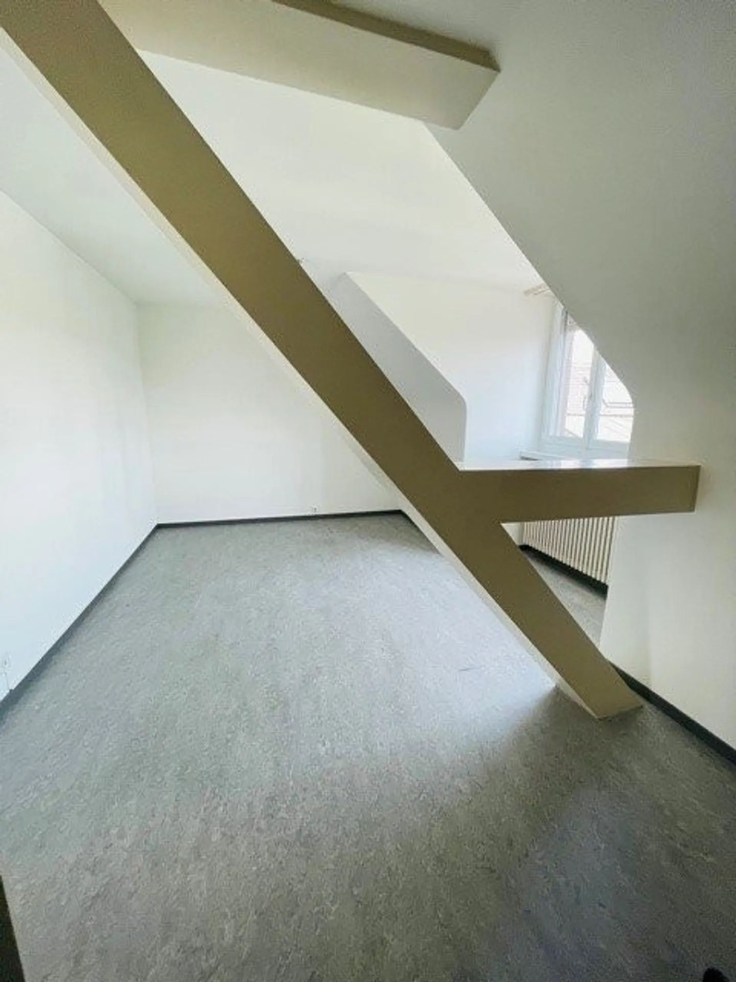 Studio/Chambre mansardée près de l'école professionnelle et de la gare - Photo 3 sur 6