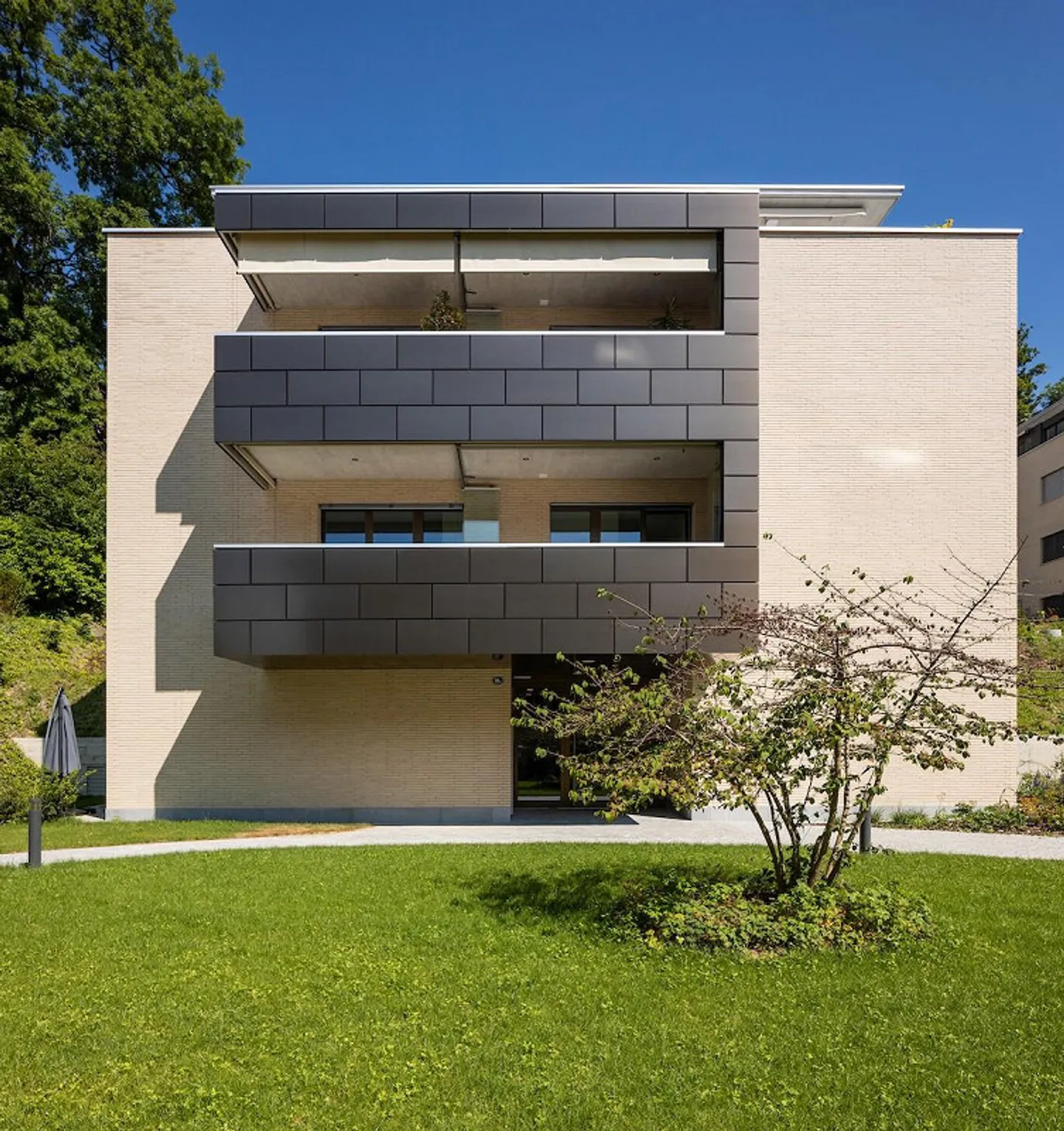 Modern 4.5-room terrace apartment with east & west patio - Photo 1 of 8