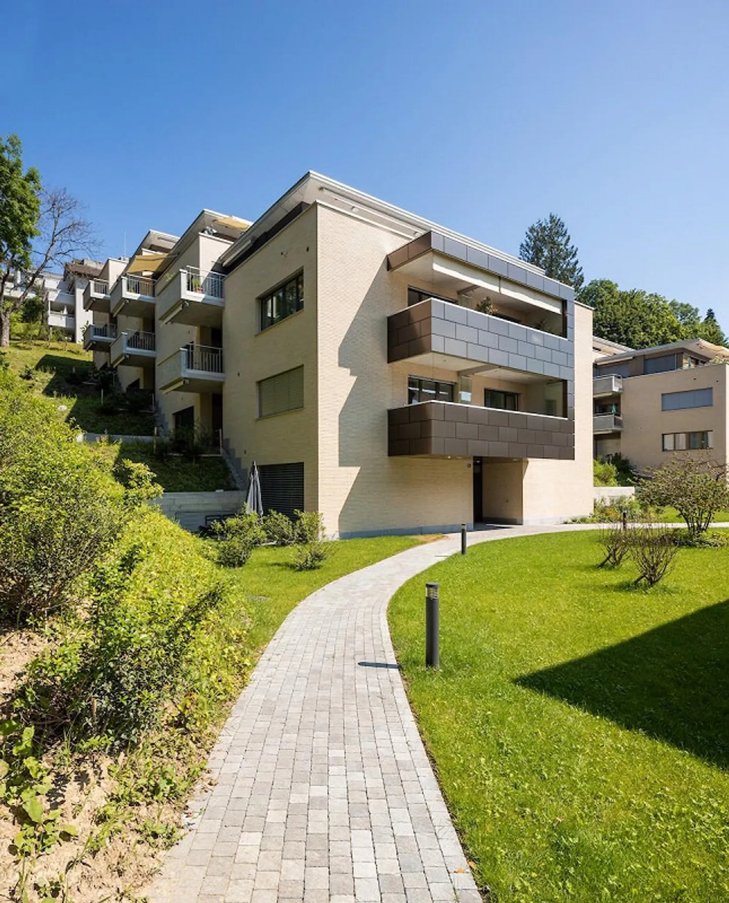 Modern 4.5-room terrace apartment with east & west patio - Photo 2 of 8