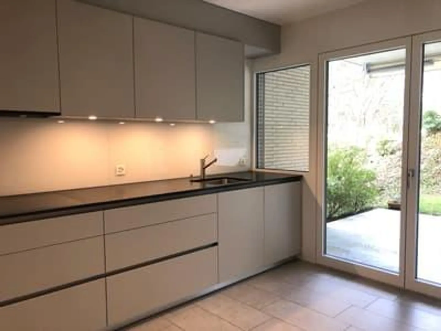 Modern 4.5-room terrace apartment with east & west patio - Photo 3 of 8