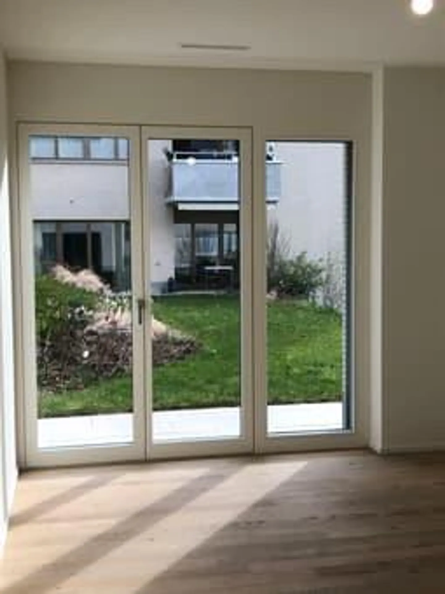 Modern 4.5-room terrace apartment with east & west patio - Photo 7 of 8