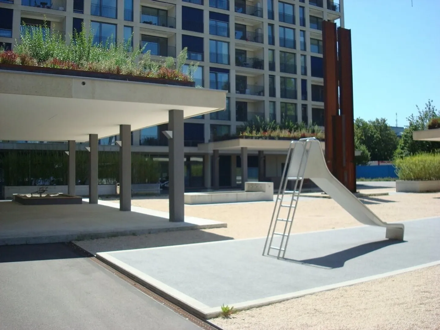 Urban Living in the Heart of Oerlikon - Photo 2 of 8