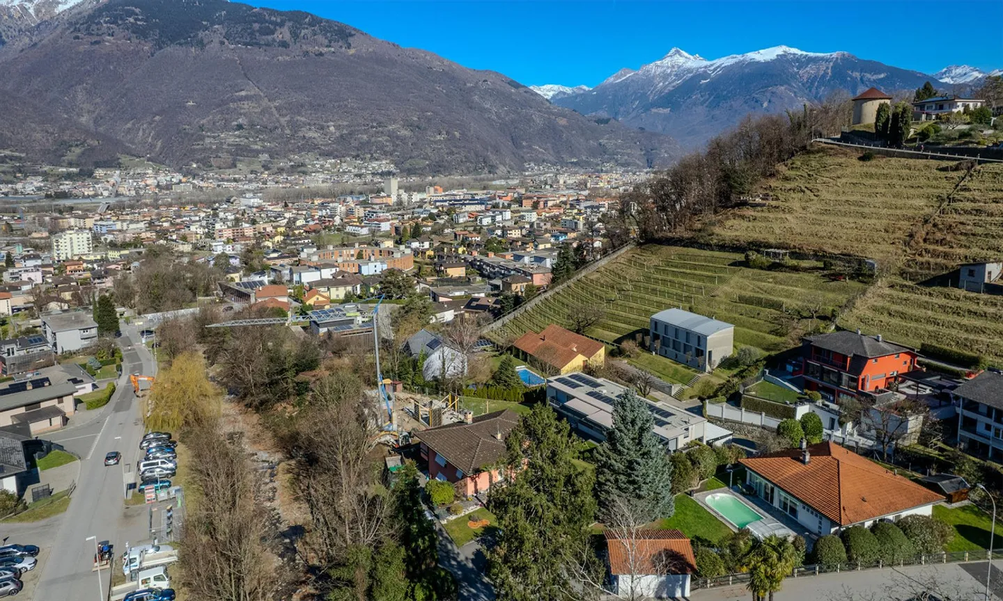 VILLA 5.5 AUF EINER EBENE MIT GROSSEM GELÄNDE UND SCHWIMMBAD IN CAMORINO - Foto 9 von 9