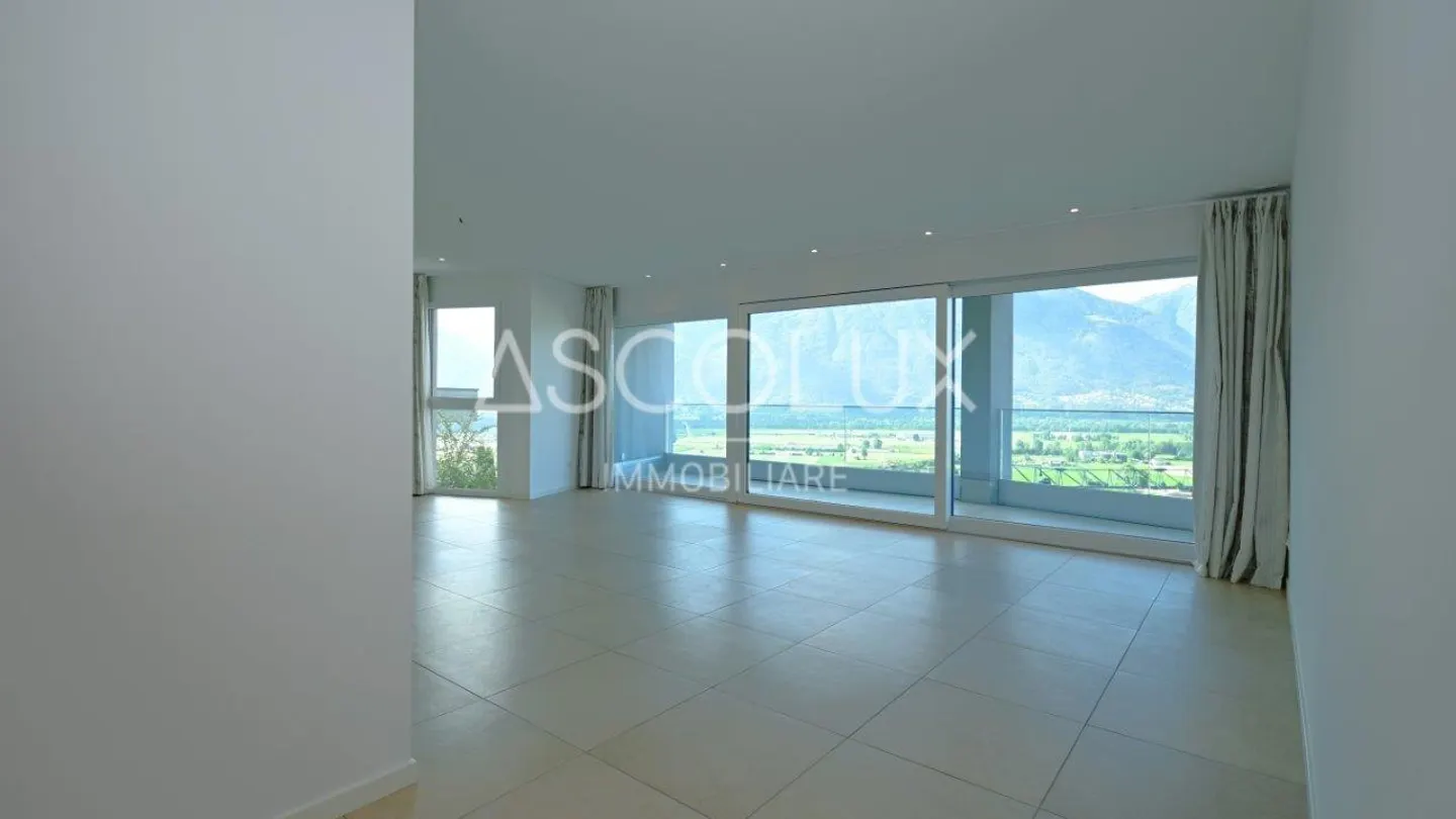 Modern Apartment with Lake View - Photo 5 of 30