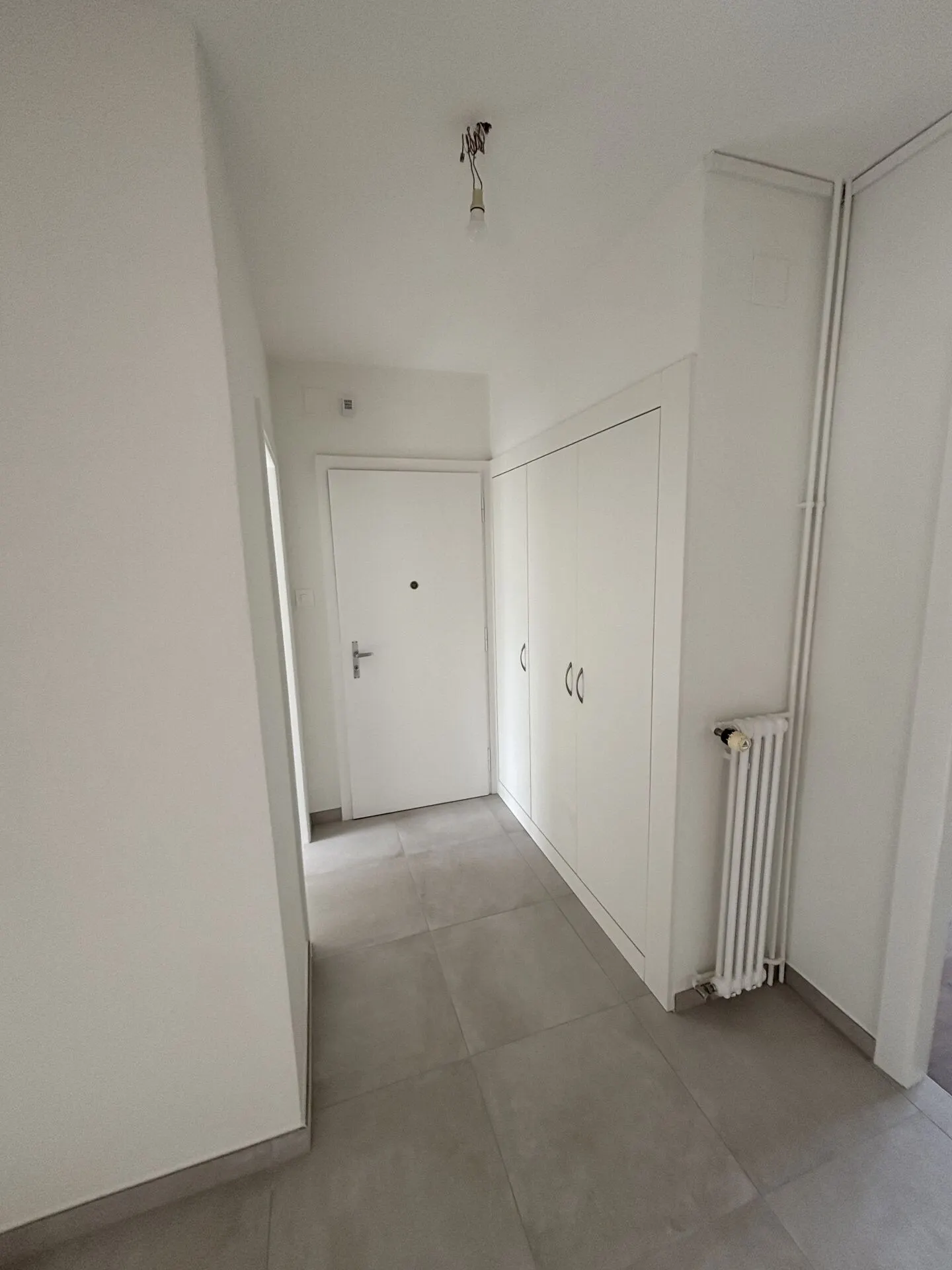 Appartamento di 3 stanze completamente ristrutturato con balcone - Foto 2 di 8