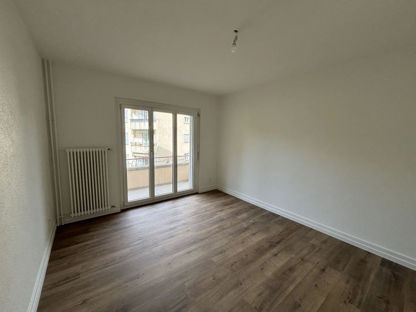 Appartamento di 3 stanze completamente ristrutturato con balcone - Foto 3 di 8