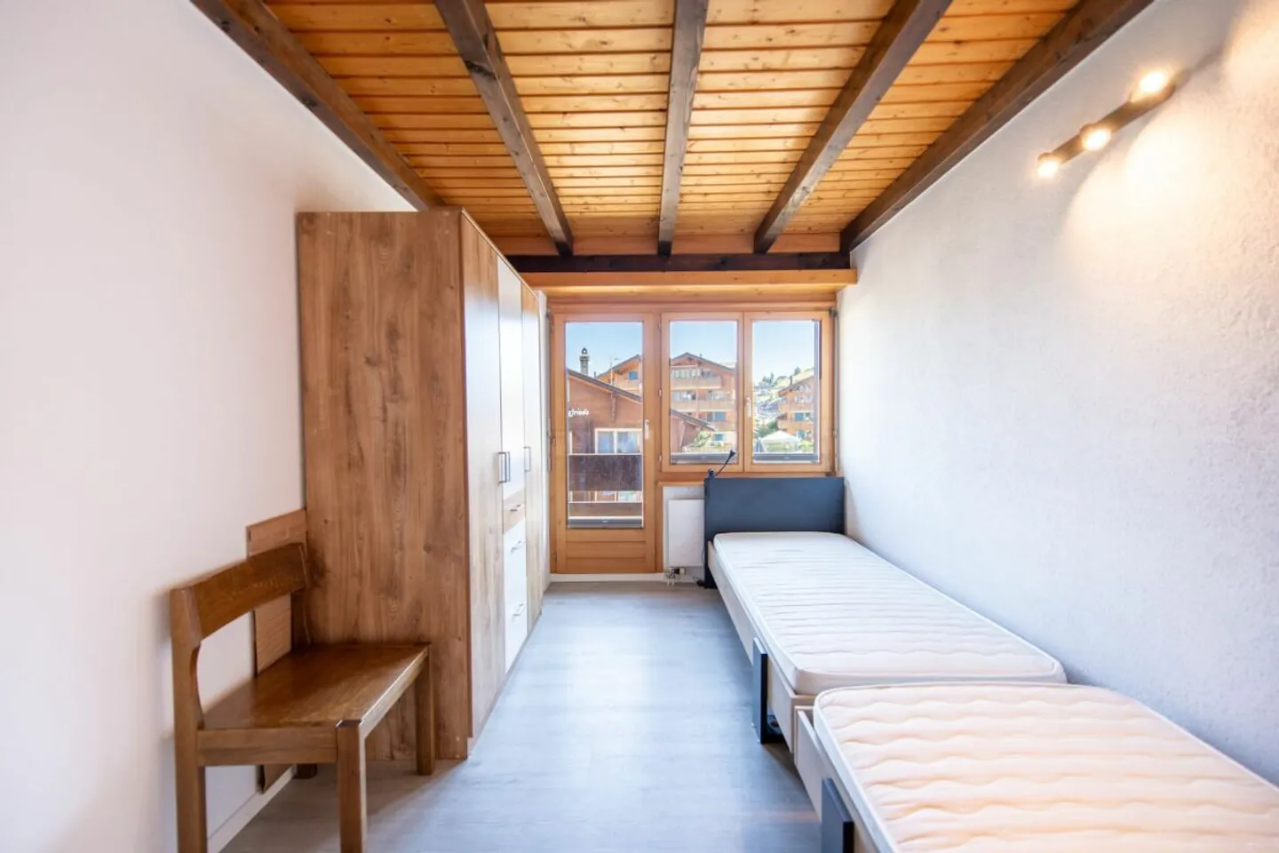 Living, Renting, Profiting: Versatile Residential and Investment Property with Panoramic View - Photo 7 of 20