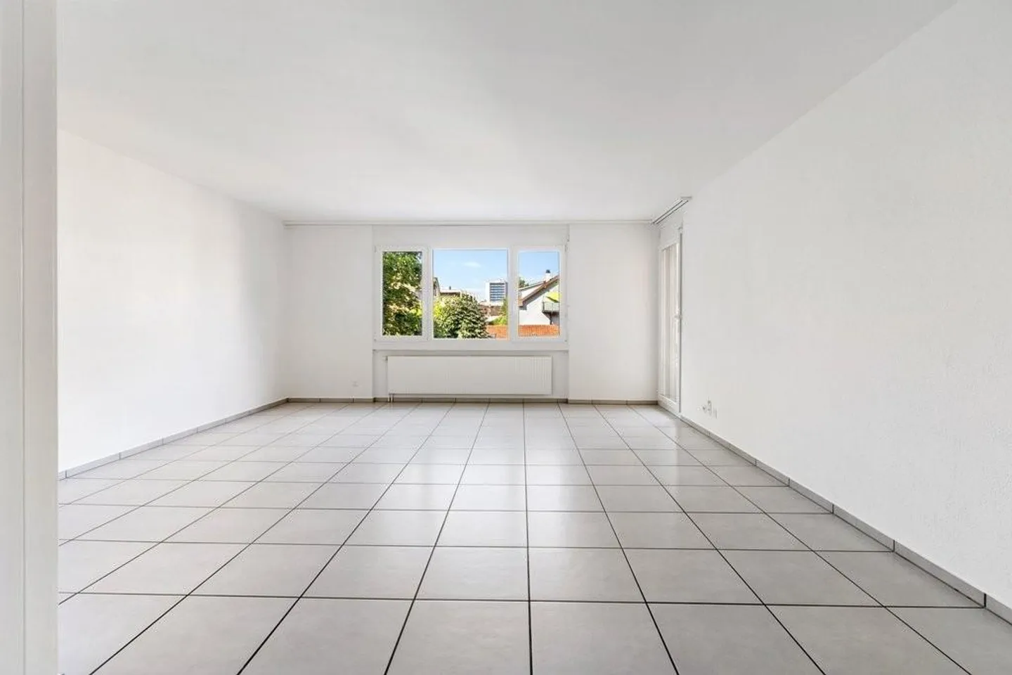 Appartamento in città, situato in posizione centrale, con balcone soleggiato - Foto 2 di 8