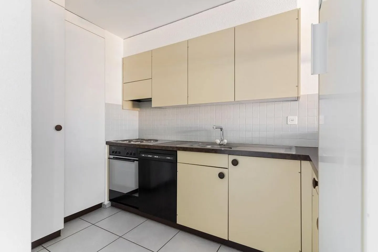 Appartamento in città, situato in posizione centrale, con balcone soleggiato - Foto 3 di 8