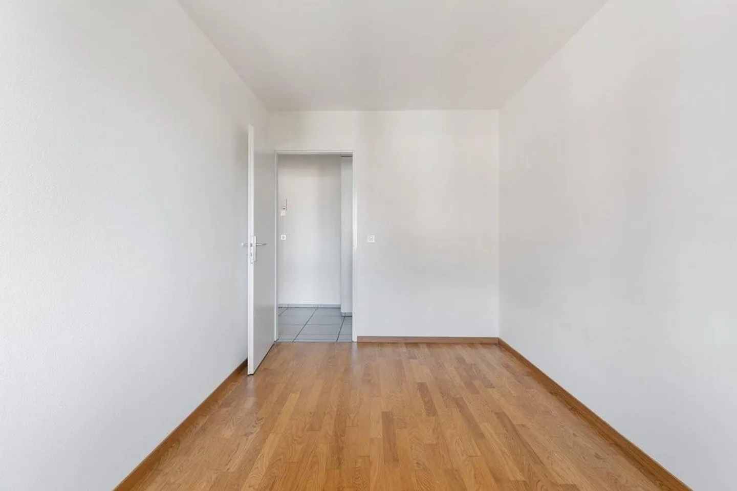 Appartamento in città, situato in posizione centrale, con balcone soleggiato - Foto 6 di 8