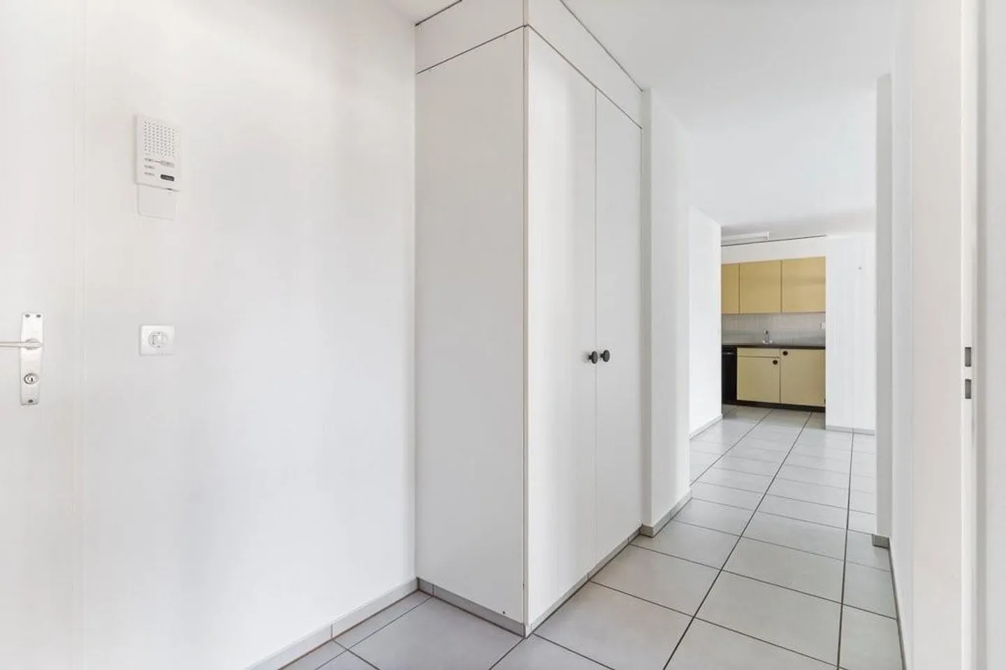 Appartamento in città, situato in posizione centrale, con balcone soleggiato - Foto 7 di 8